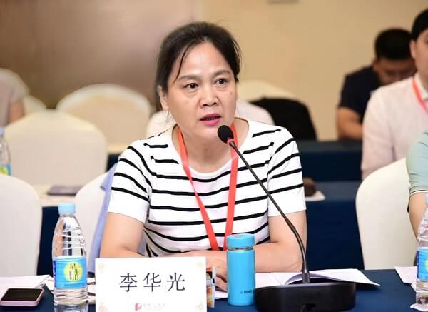 《法治时代》导向及业务管理座谈会在武汉举行法治时代》运营副总监李华光在会上发言